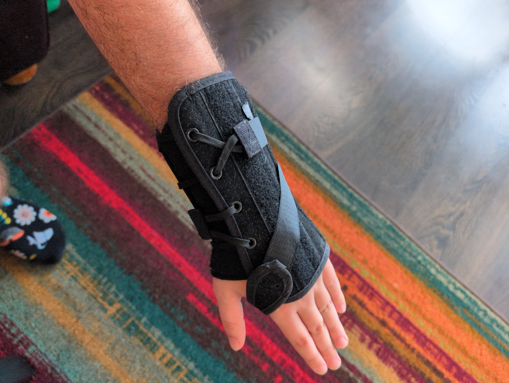 Mueller Fitted Wrist Brace - Medium Left Hand