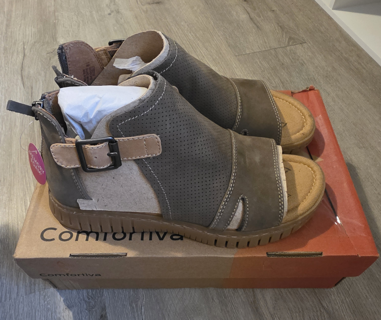 Comfortiva Cerstin Olive Sandals - Size 8 - photo 3