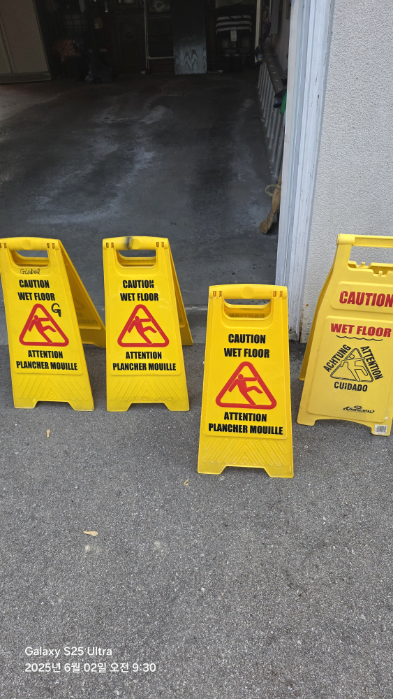 Cleaning safety sign MopAnd the floor cleaner. .