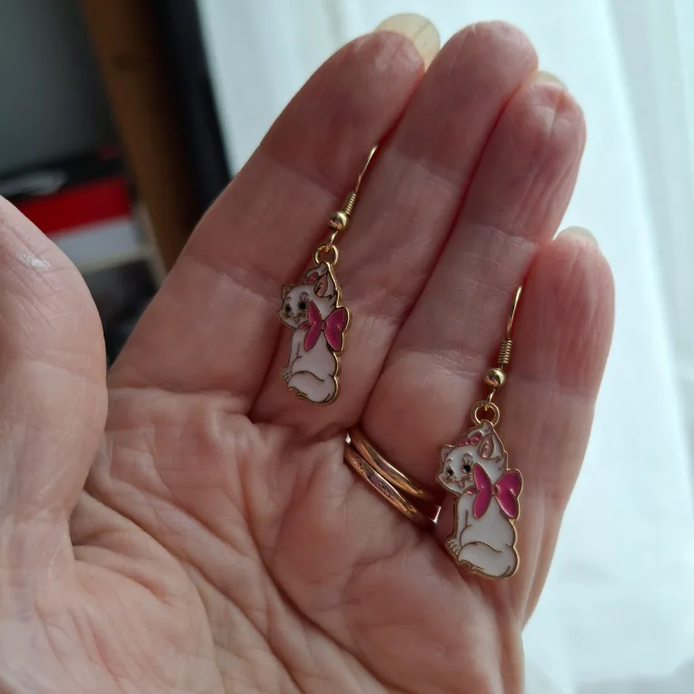 Marie Cat Earrings - Disney's Aristocats image indicator(2)