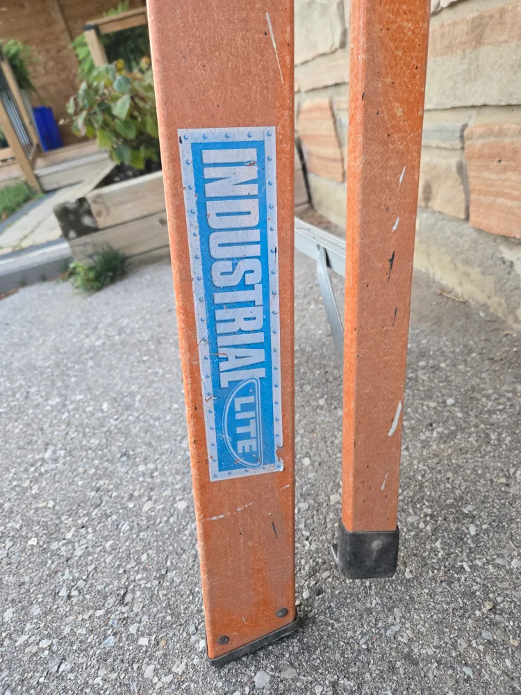 6ft Fibreglass Step Ladder (Lite LP-60697) image indicator(4)