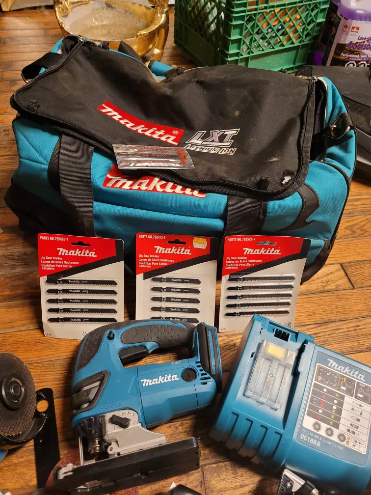 new  never used  Makita Cordless Power Tool Set image indicator(6)