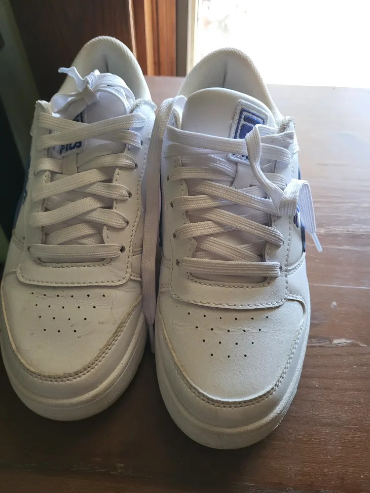 Youth Fila White Leather Sneakers US 6 image indicator(2)