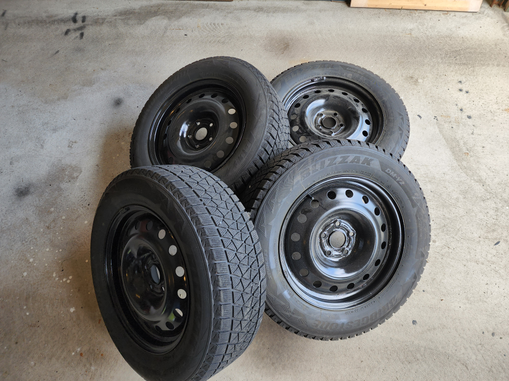 Bridgestone Blizzak DM-V2 225/65R17 Winter Tires