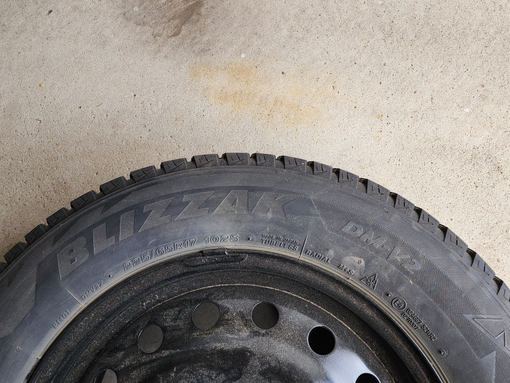 Bridgestone Blizzak DM-V2 225/65R17 Winter Tires - photo 2