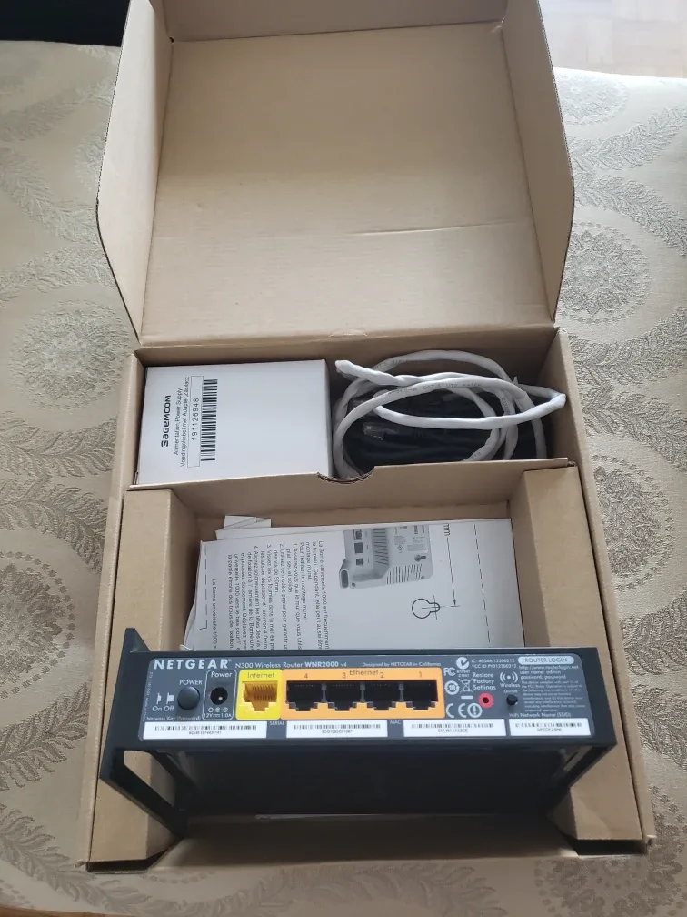 NETGEAR N300 Wireless Router WNR2000v4 - Like New image indicator(2)