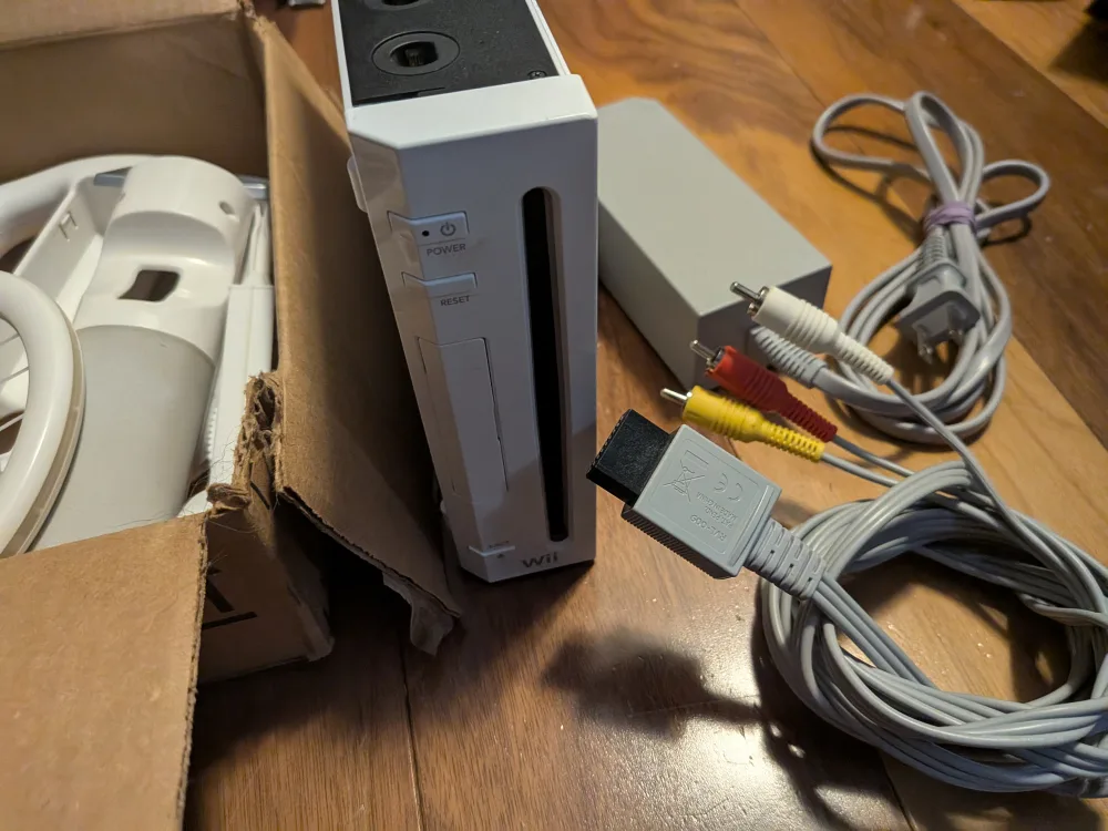 Wii with accessories, homebrew image indicator(2)