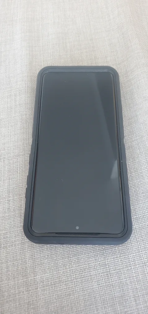 Samsung Galaxy S20+ 5G phone with Otterbox image indicator(3)