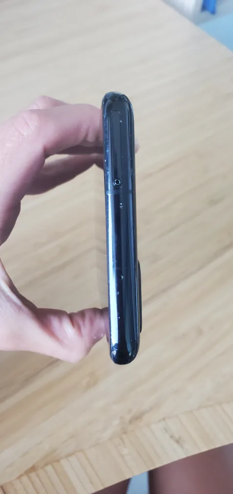 Samsung Galaxy S20+ 5G phone with Otterbox image indicator(6)