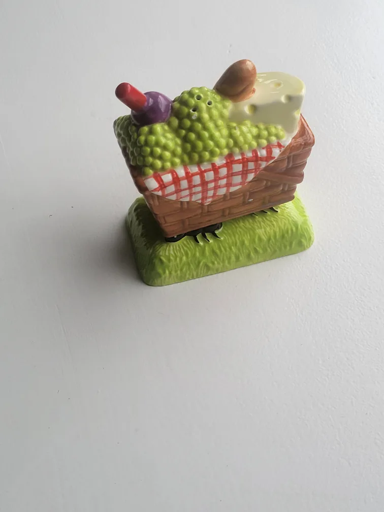 Figi Picnic Basket Salt and Pepper Shaker Set image indicator(2)