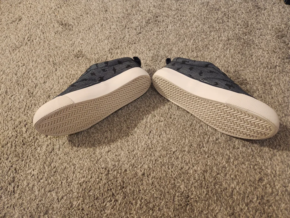 Joe Fresh Toddler Slip-On Shoes with Dinosaur Print Sz 9 image indicator(4)