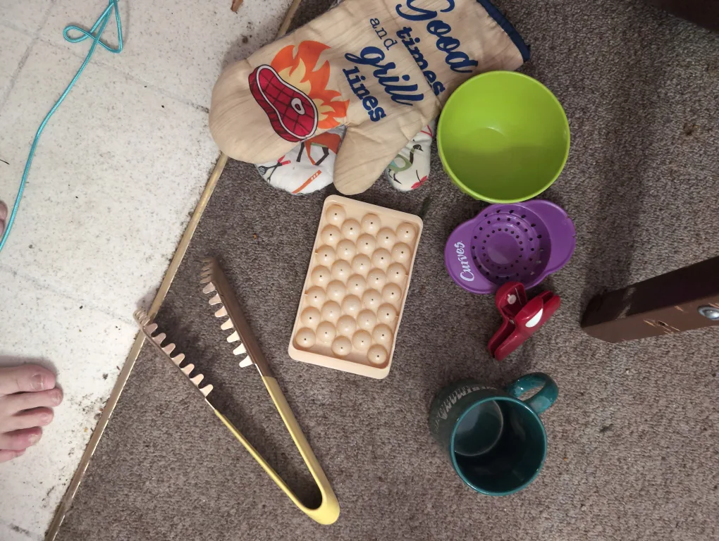 Assorted Kitchen Items thumbnail
