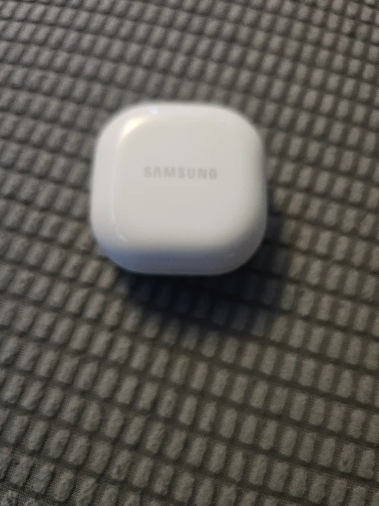 Samsung Galaxy Buds2 - Like New! image indicator(3)