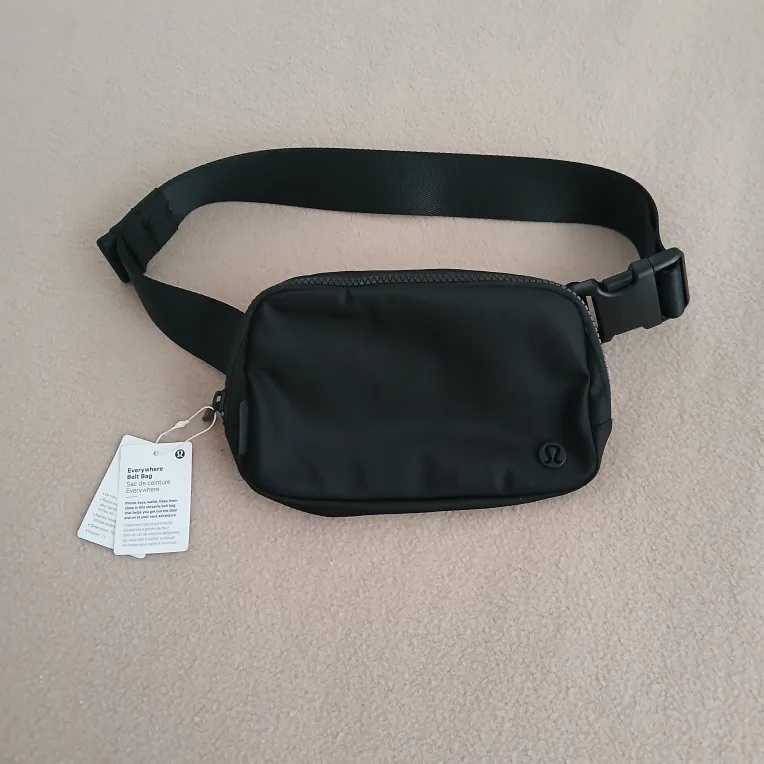 NWT Lululemon Everywhere Belt Bag 1L image indicator(2)