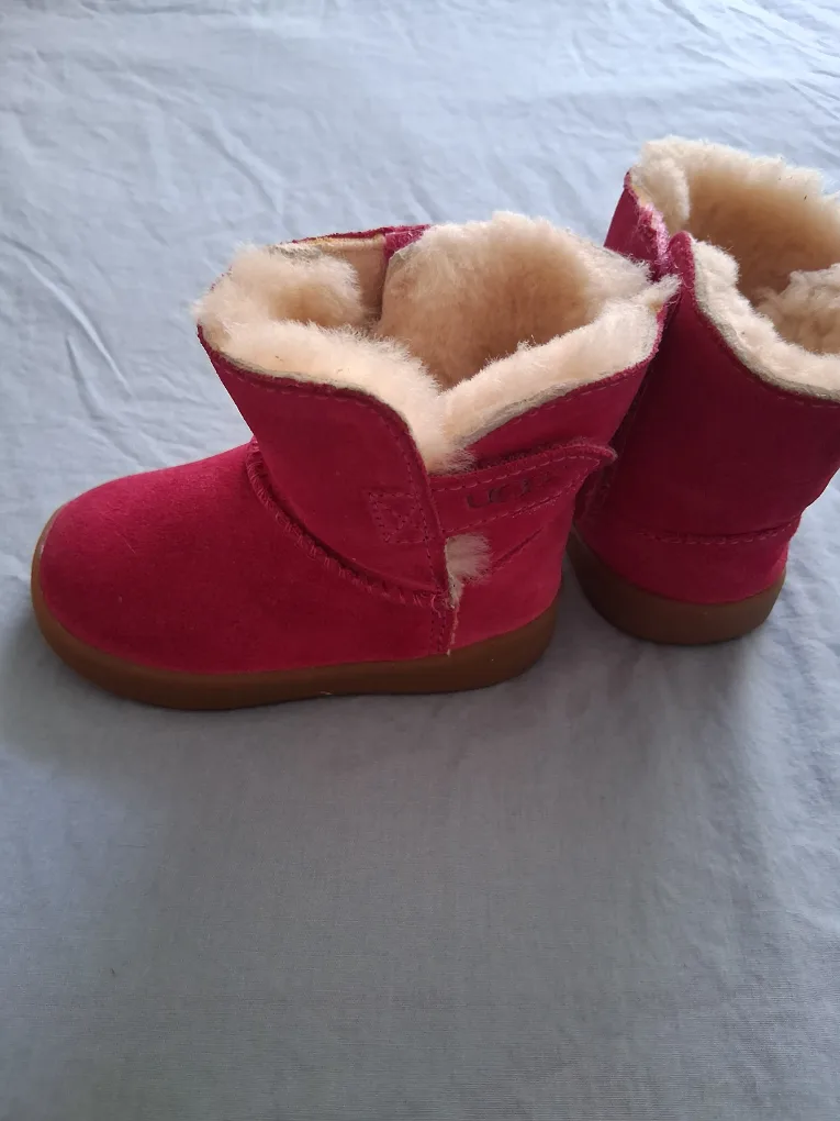 Brand New UGG Pink Toddler Boots - Size 4 image indicator(4)