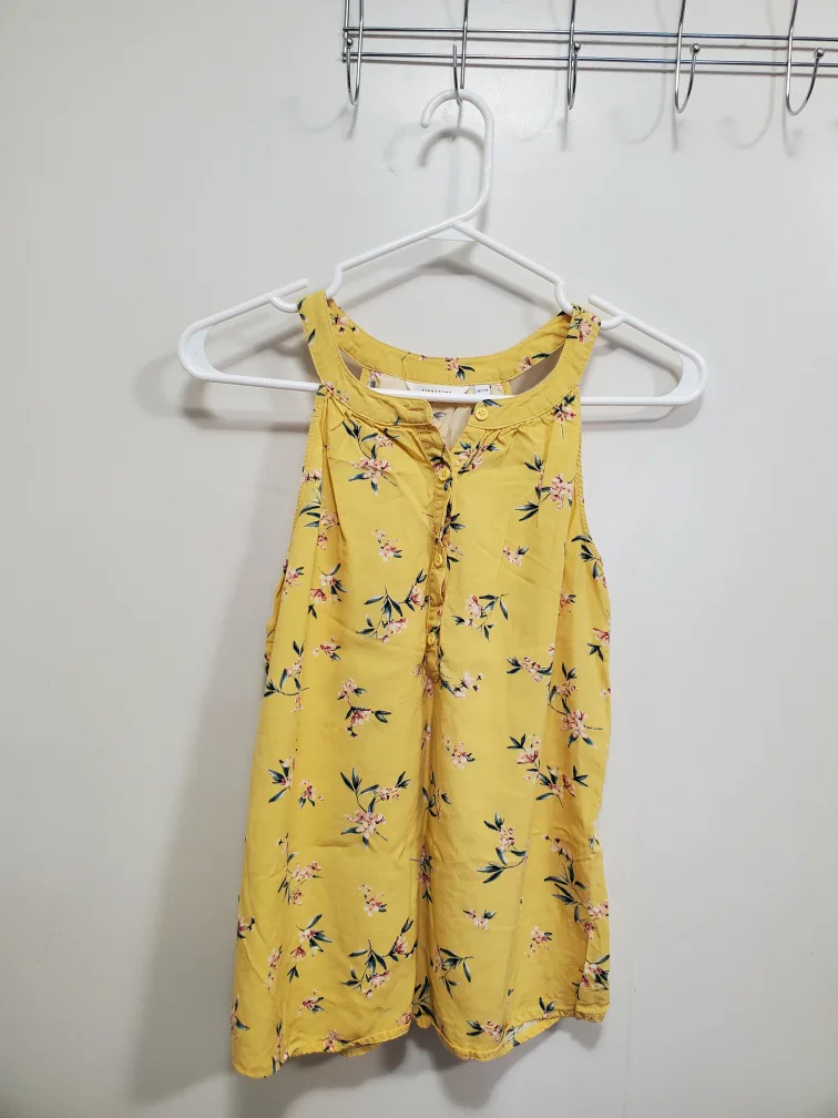 Women's Summer Clothes Bundle (6 items $12) image indicator(3)