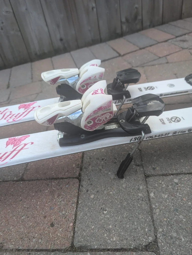 Girls Atomic Sweet Stuff Skis - Size 130 - pink and white image indicator(4)