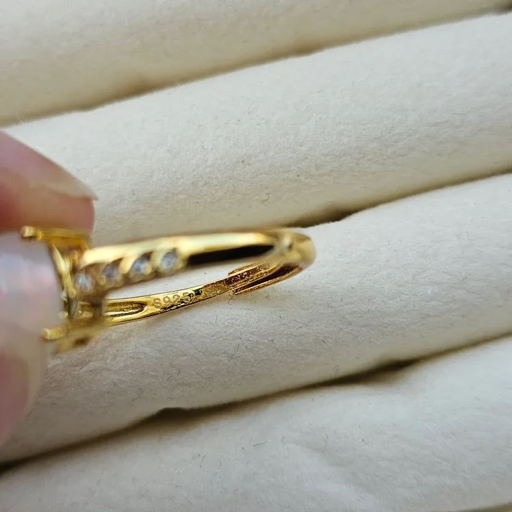 Gold Ring with Opal Stone image indicator(4)