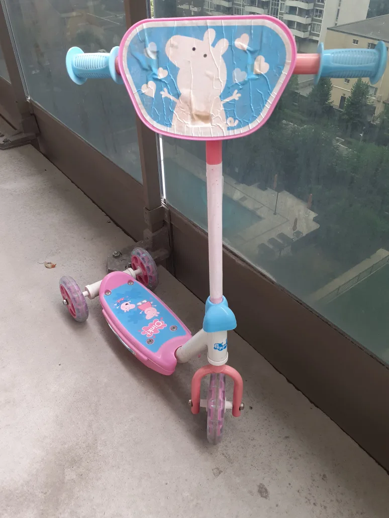 Peppa Pig 3-Wheel Scooter thumbnail