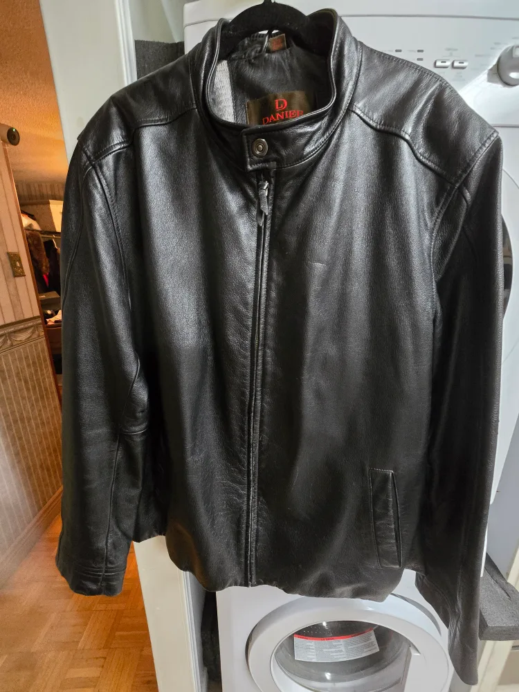 Men's Danier Black Leather Jacket size 2 XL ( fits ХL) thumbnail