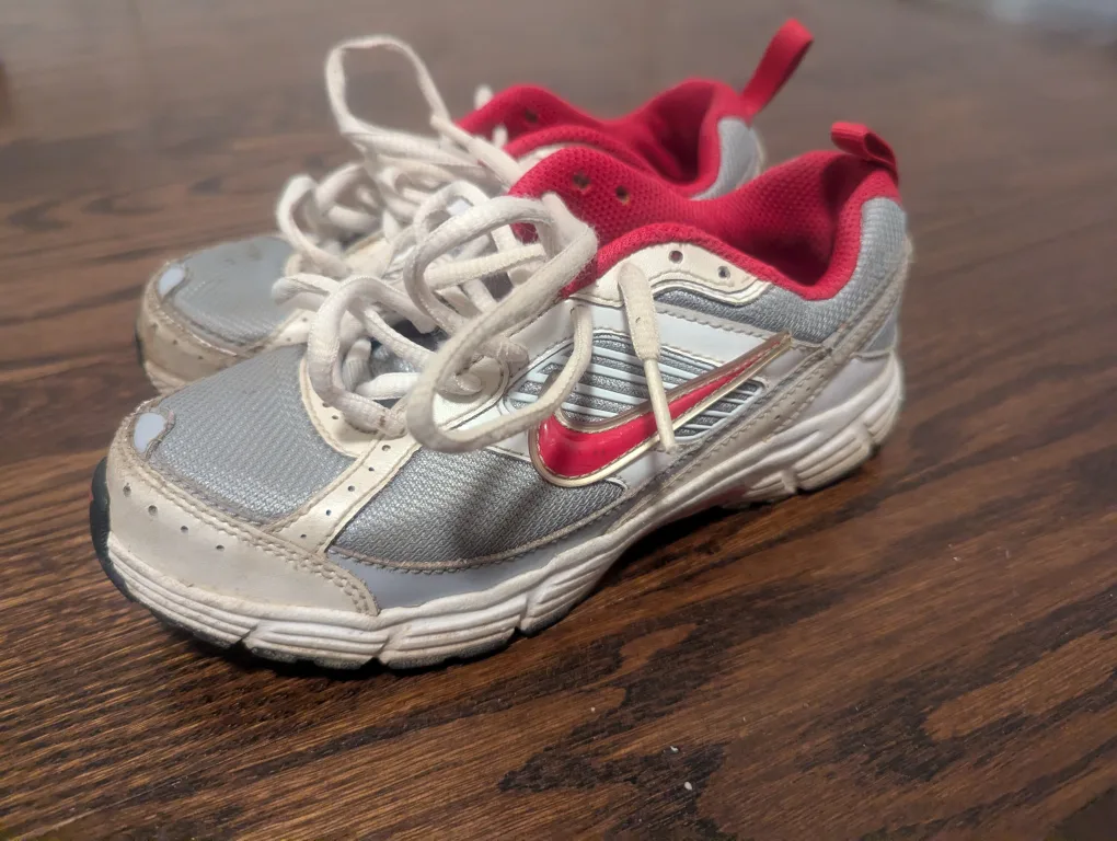 🧡 Nike Kids Running Shoes - Size 1Y / 13.5 thumbnail