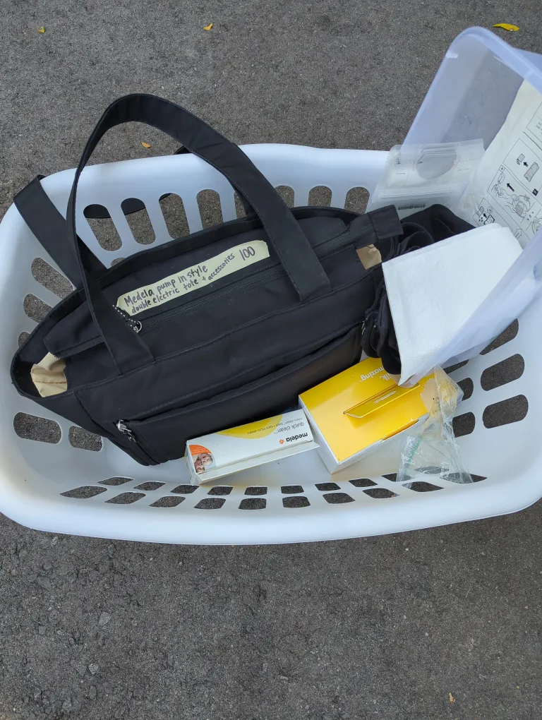 Medela Pump In Style Double Electric Tote + accessories thumbnail