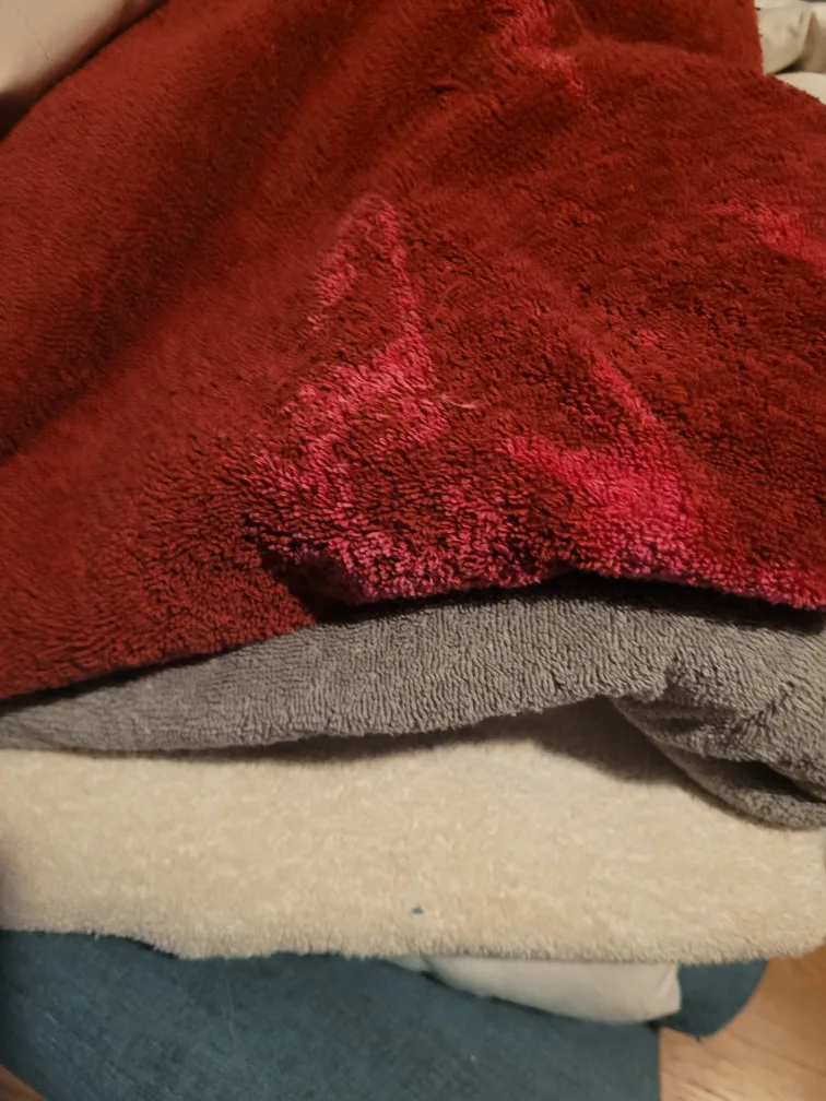 free old towels, blankets and pillows image indicator(2)