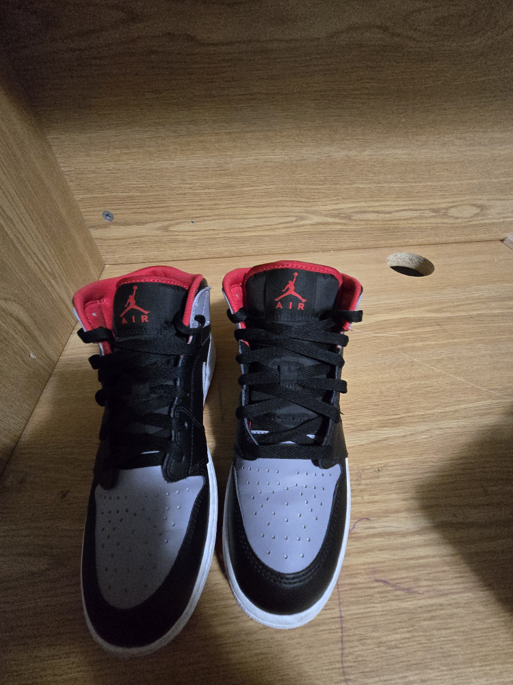 Nike Air Jordan 1 Mid - Size 6