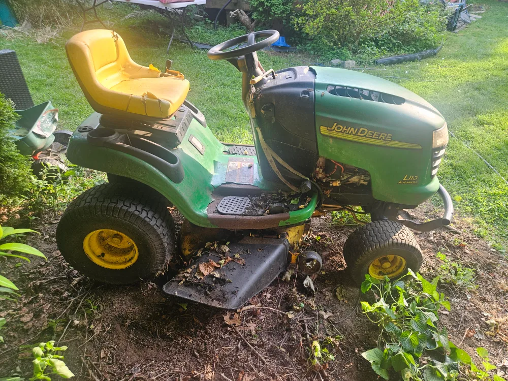 John Deere L110 Riding Lawn Mower image indicator(3)