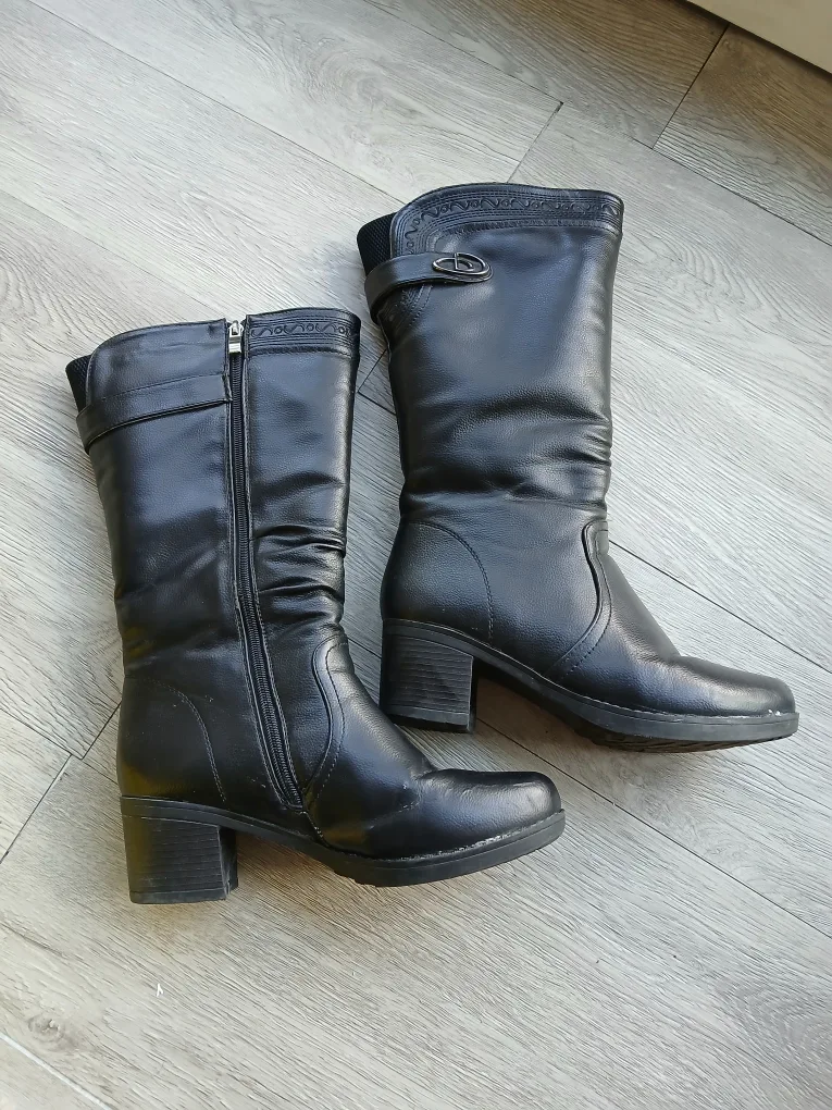 Canada Comfort beautiful black knee high warm boots, size 8 thumbnail