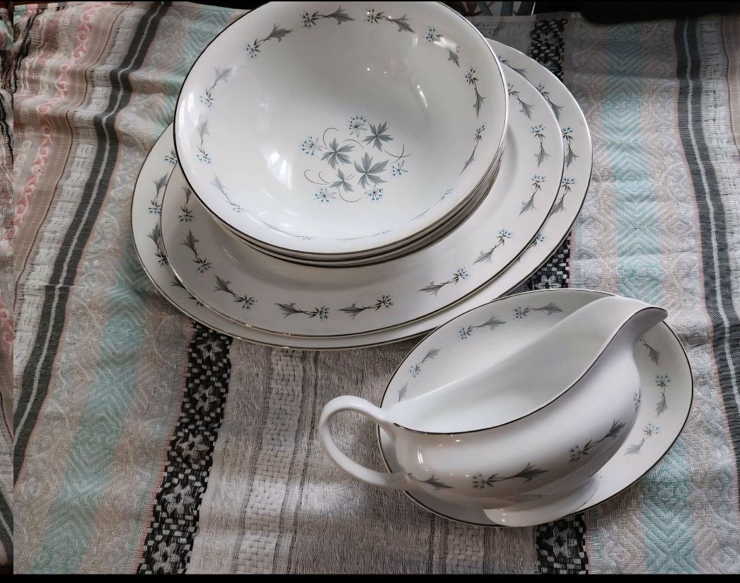 Antique Johnsons Brothers 99 Pieces China Dinnerware - photo 2