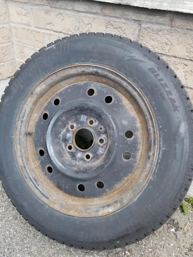 205/60/R16 winter tires (+ rims), Bridgestone, used one season image indicator(9)