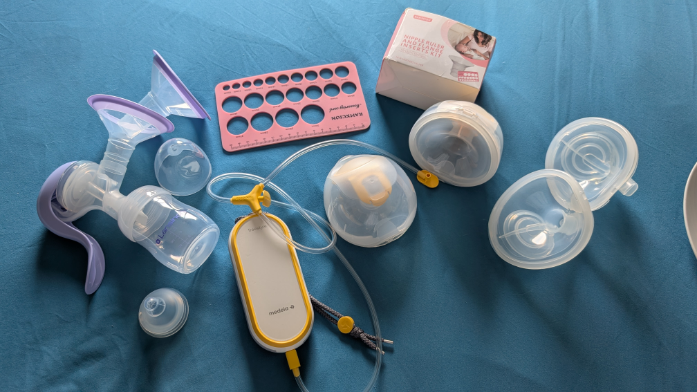 Medela Breast Pump with Accessories and lansinoh hand pump
