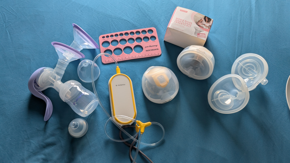 Medela Breast Pump with Accessories and lansinoh hand pump - photo 2