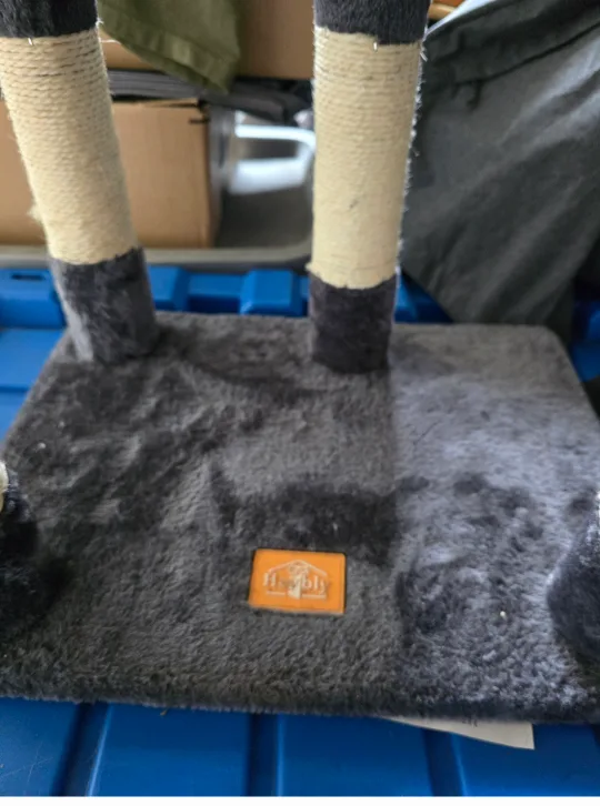 Lovbly Cat Tree - Great Condition! image indicator(4)