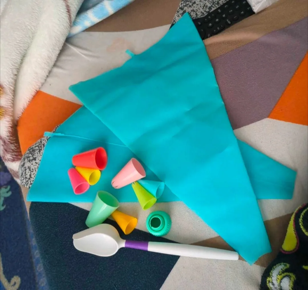 Cake Decorating Kit - Piping Bags & Tips (Reusable/washable) thumbnail