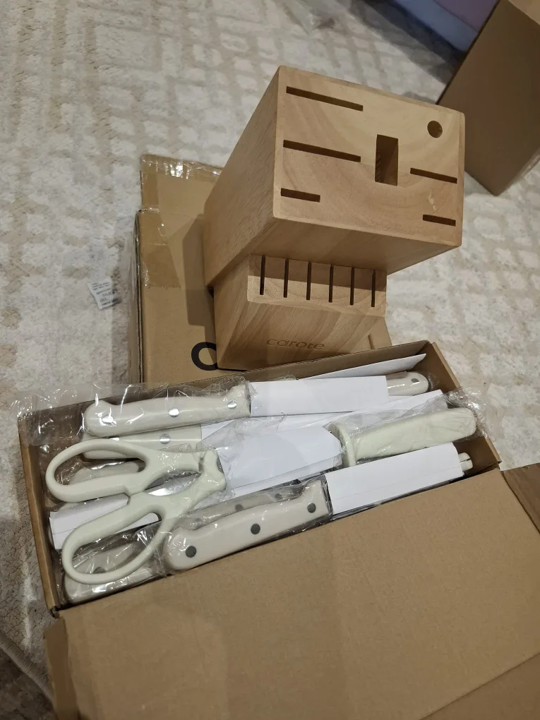 Carote Knife Set with Block - New in Box image indicator(2)