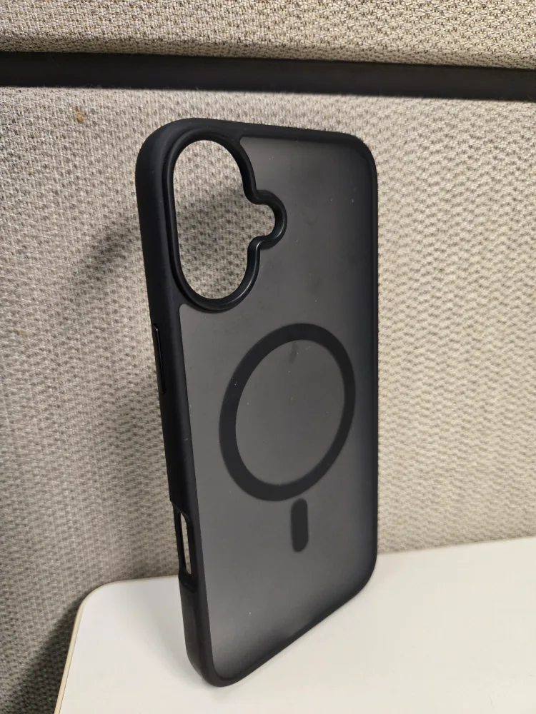 Black iPhone 16 Plus Case with MagSafe image indicator(2)