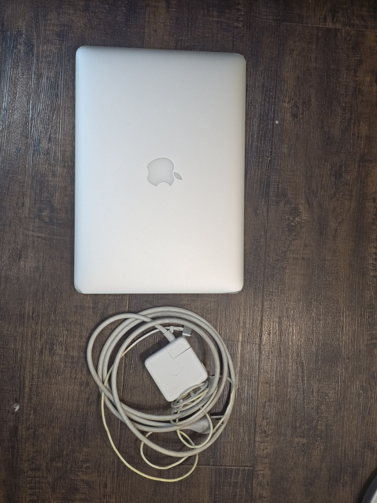 Apple MacBook Air (13-inch, Early 2015)