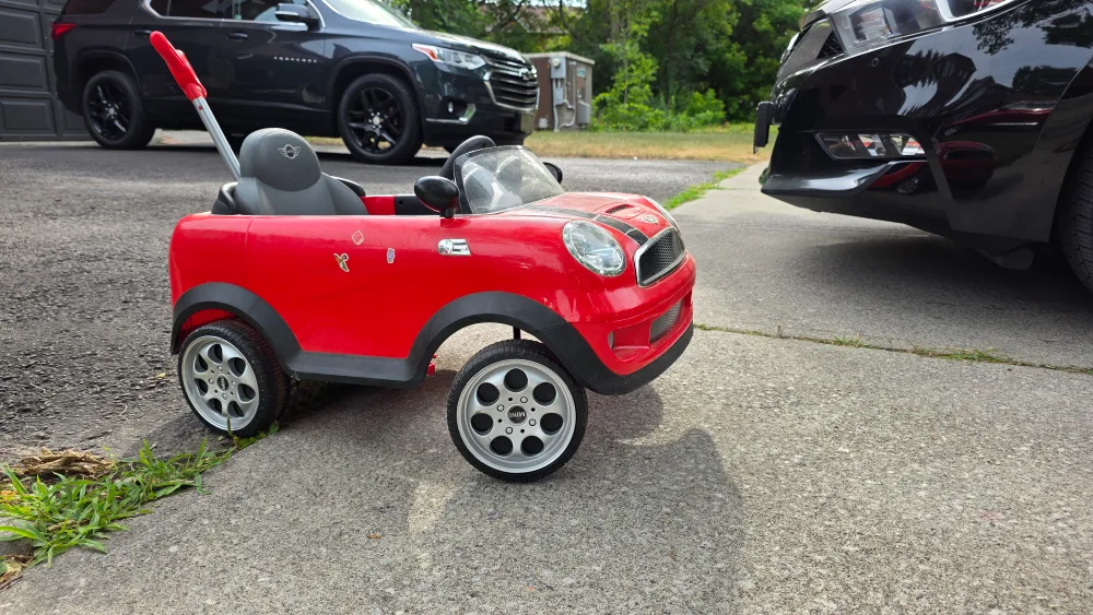 Red Mini Cooper Ride-On Car image indicator(3)