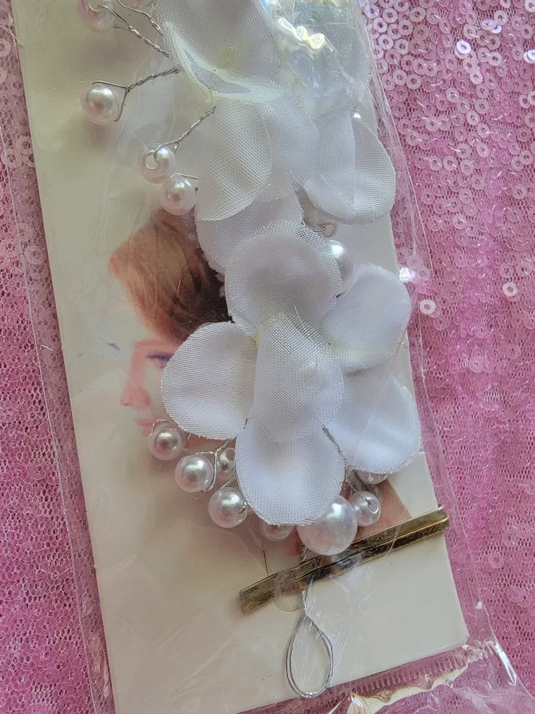 New White Flower & Pearl Hair Clip image indicator(2)