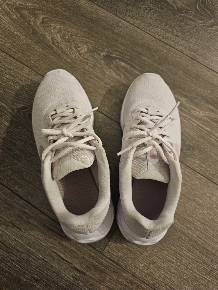 Nike Revolution 6 Running Shoes - US 7.5 image indicator(5)