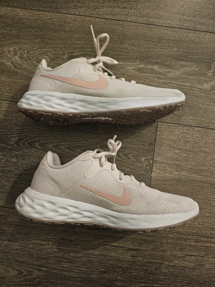 Nike Revolution 6 Running Shoes - US 7.5 image indicator(7)