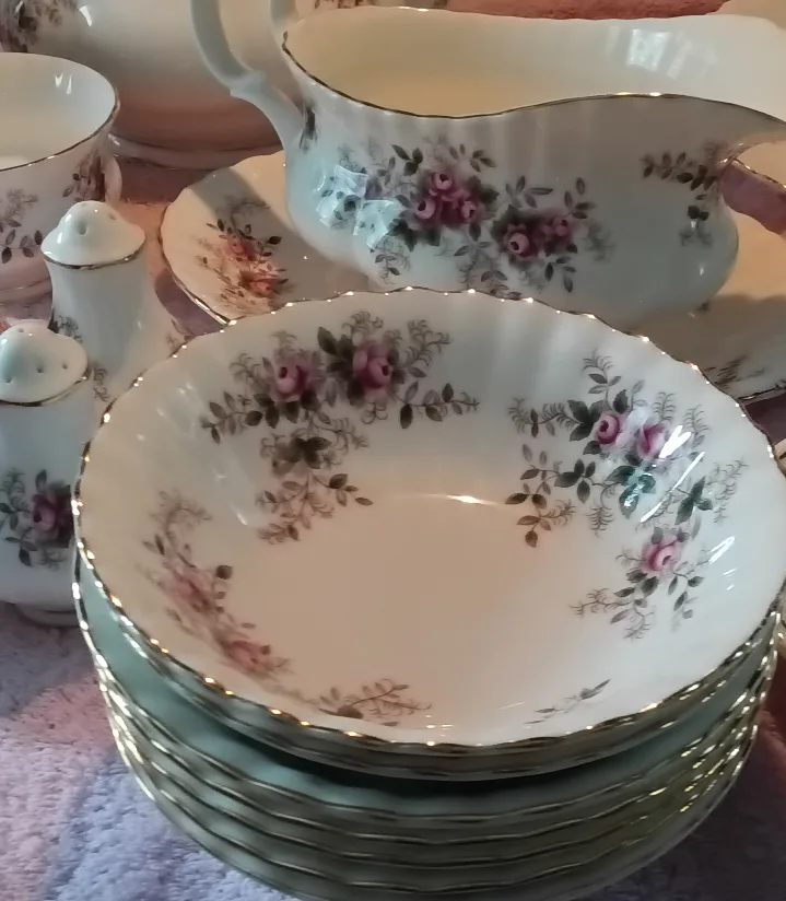 Collection of Royal Albert "Lavender Rose " Selling as a Bundle. image indicator(3)