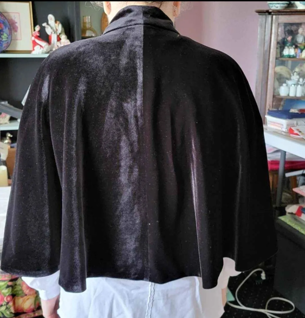 Black Velvet Cape with Broach closure by LAURA, Size L/XL image indicator(2)