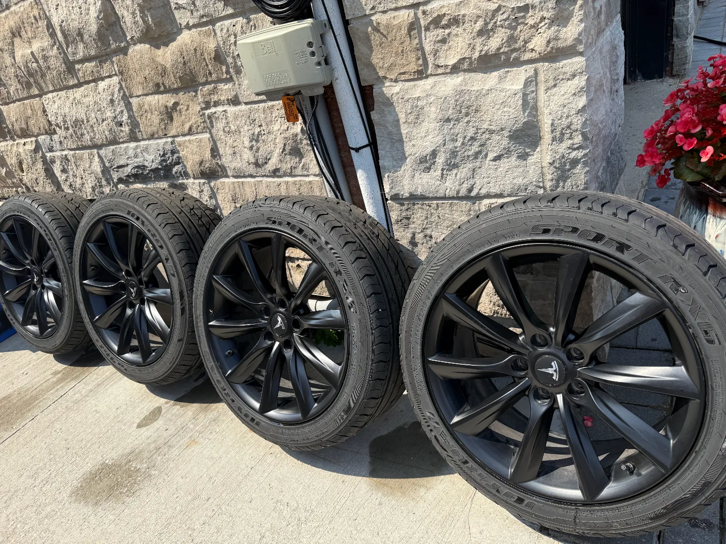 Tesla Model 3 Rims & Tires - 235/45R18 image indicator(5)