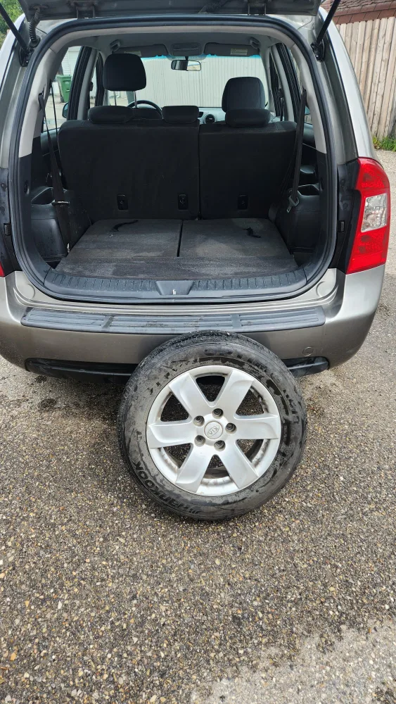 Kia Rondo Wagon - Great Condition! image indicator(8)