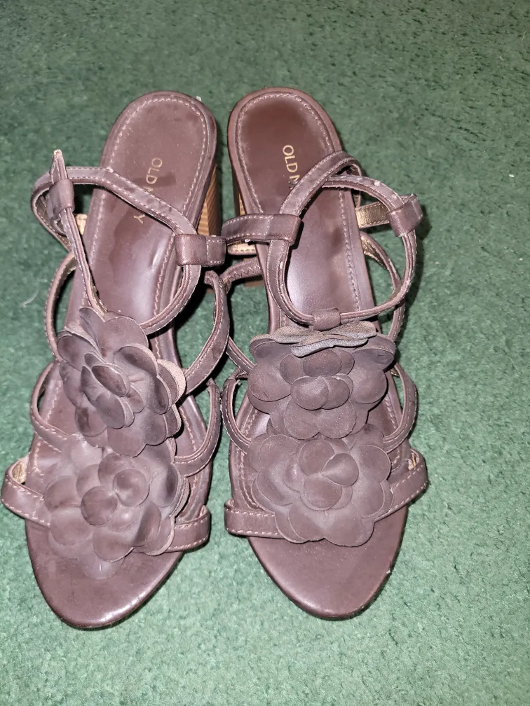 Old Navy Brown Floral Heels - Size 8 thumbnail