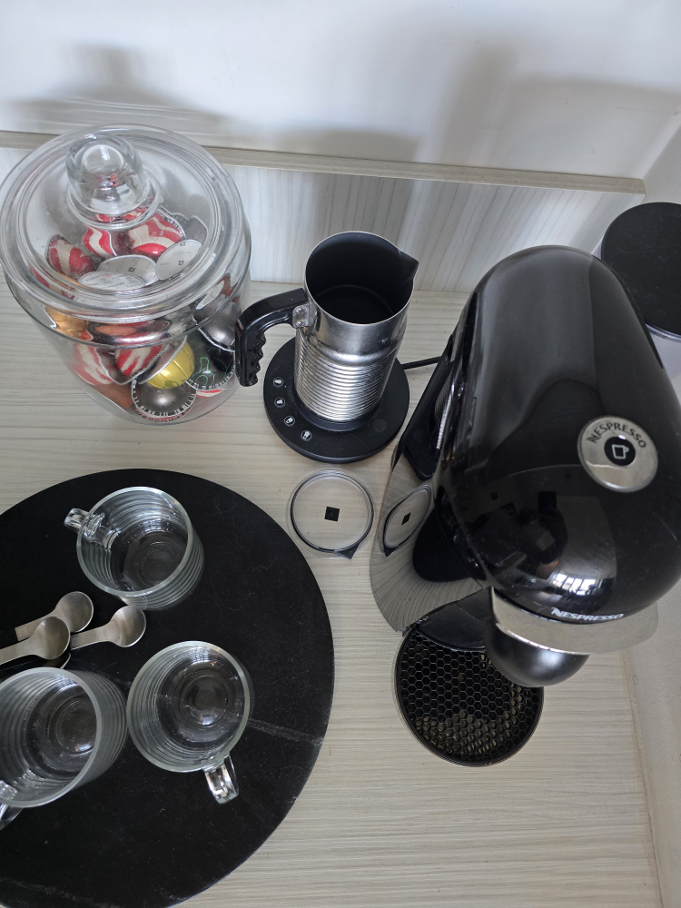 Nespresso Vertuo Bundle (W/ Aerocino, mugs, pod jar) - photo 3