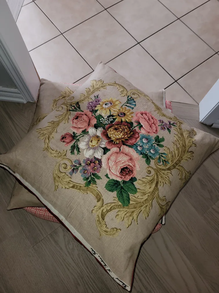 cushion and pillowcase stitching at 10.00 image indicator(3)